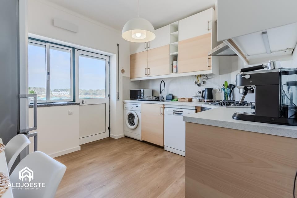 Coffee/tea facilities, Kitchen or kitchenette, dishwasher, oven, toaster