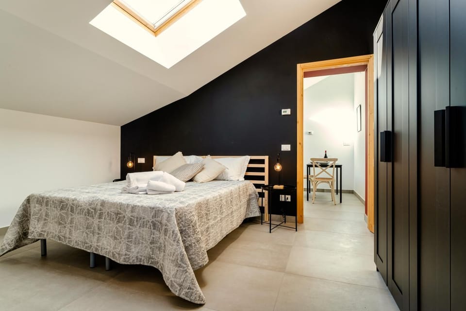 Photo of the whole room, Bedroom, towels