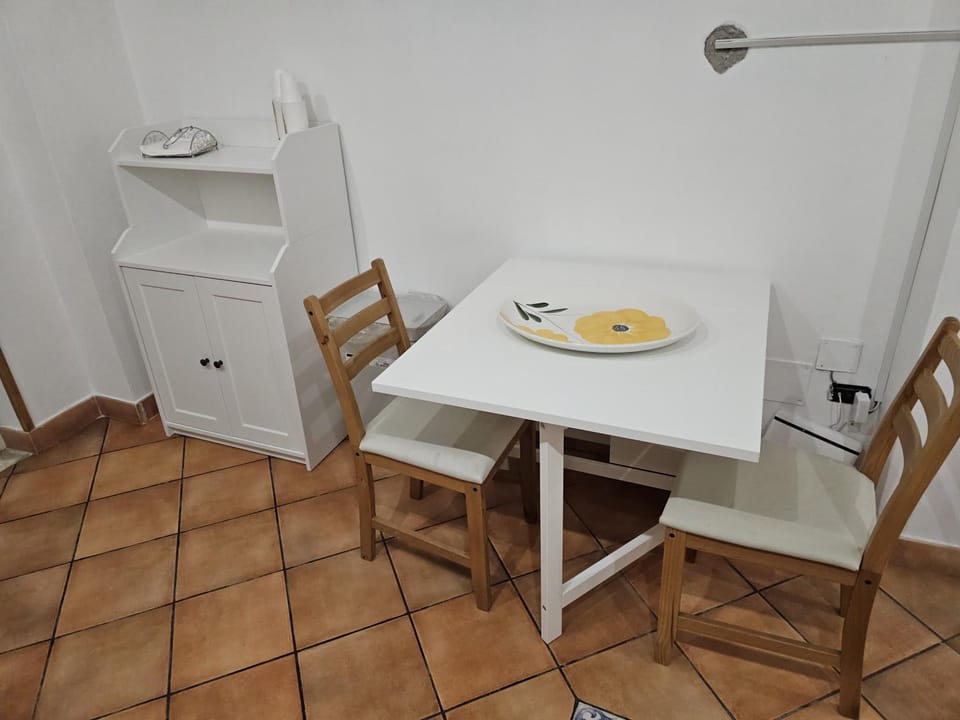Kitchen or kitchenette, Food and drinks, Dining area, Food