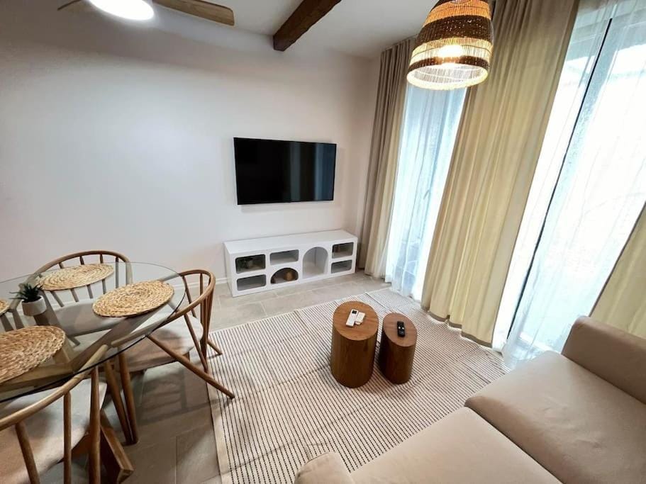 TV and multimedia, Living room, Evening entertainment
