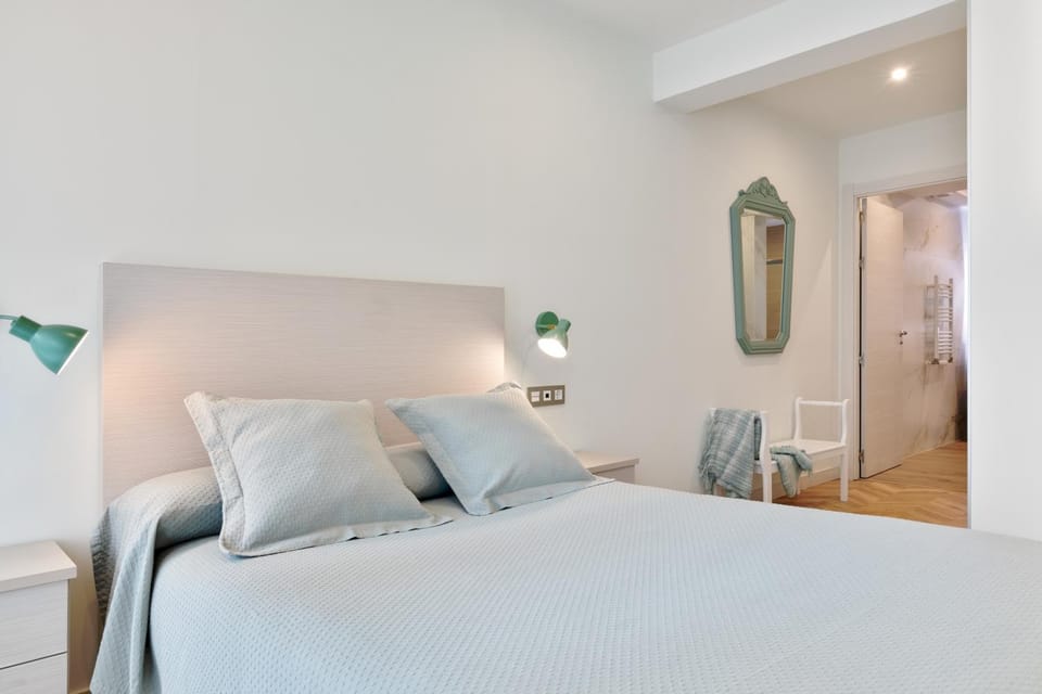 Photo of the whole room, Bedroom