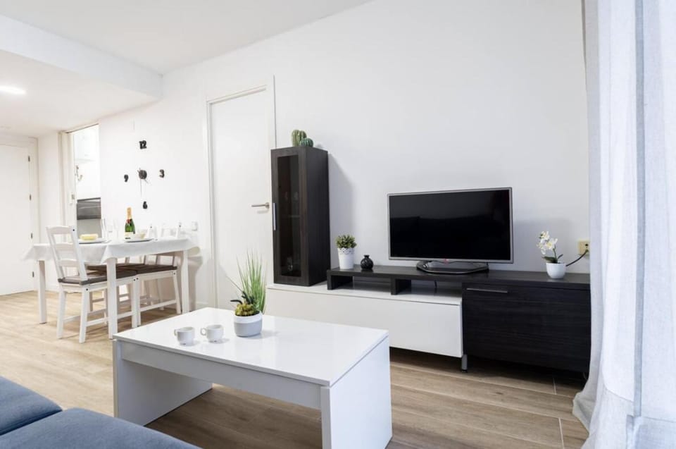Salou Moderno Cozy 5pax Wifi AA Parking Apartment in Salou