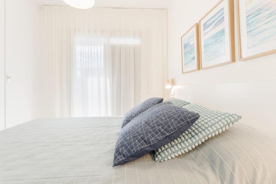 Salou (5pax) Cozy Wifi Chillout PortAventura Apartment in Salou