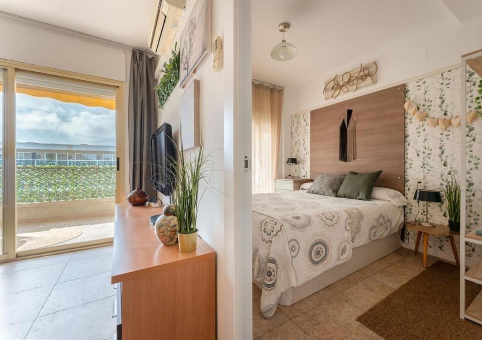 Salou Luxury Stay Beach Pool Parking AC Apartment in Salou
