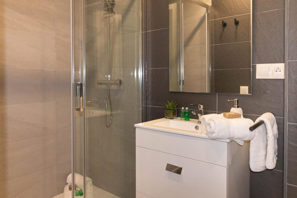 Shower, Bathroom, towels