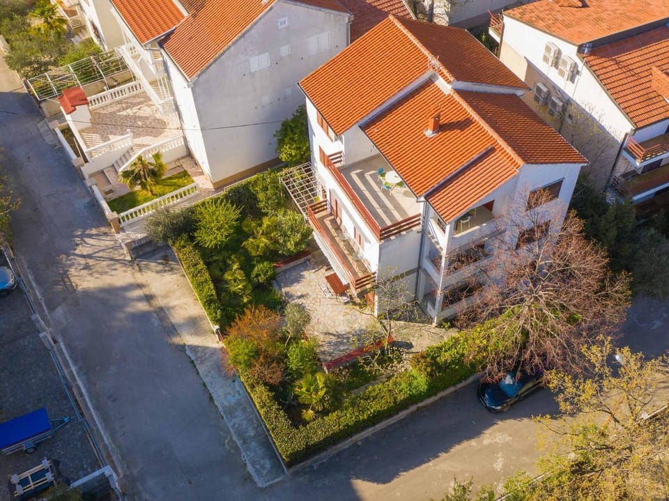 Property building, Bird's eye view, Garden