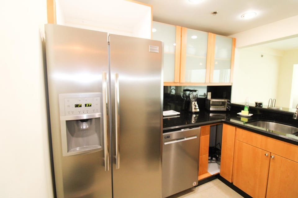 Castle L5 Oceanview Double-loft with pool, beach access, tennis, free parking! House in Miami Beach