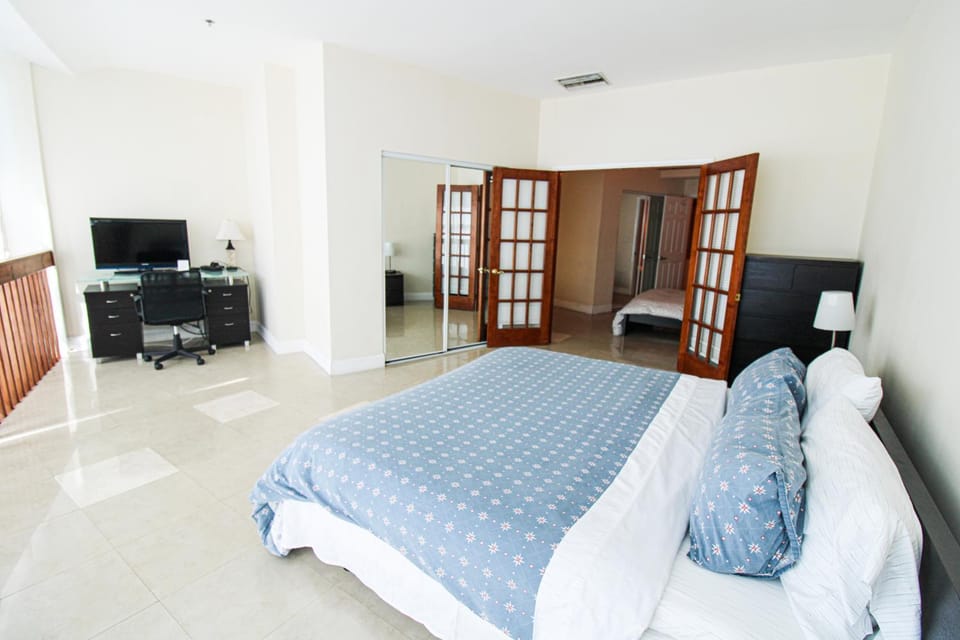 Castle L5 Oceanview Double-loft with pool, beach access, tennis, free parking! House in Miami Beach