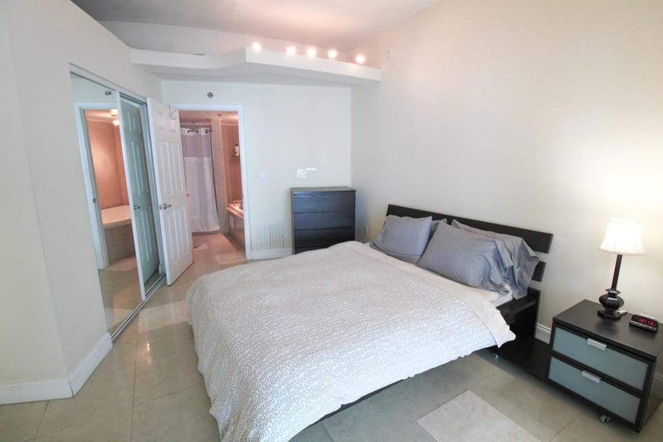 Castle L5 Oceanview Double-loft with pool, beach access, tennis, free parking! House in Miami Beach