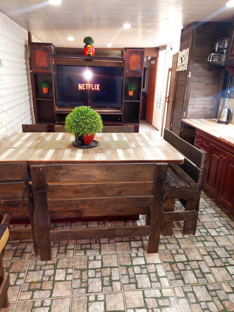 Kitchen or kitchenette, Dining area