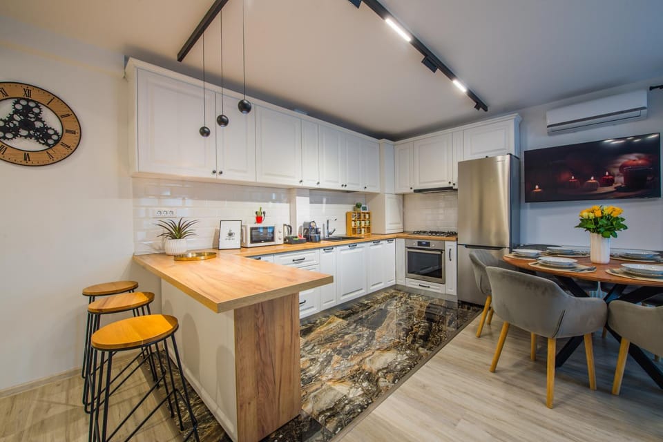Coffee/tea facilities, Kitchen or kitchenette, oven, stove