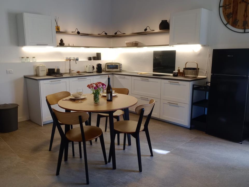 Kitchen or kitchenette, Dining area