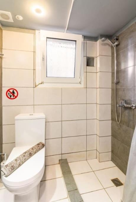 Έξυπνο στουντιο ημιυπόγειο στην Αθήνα με αυλή Apartment in Athens