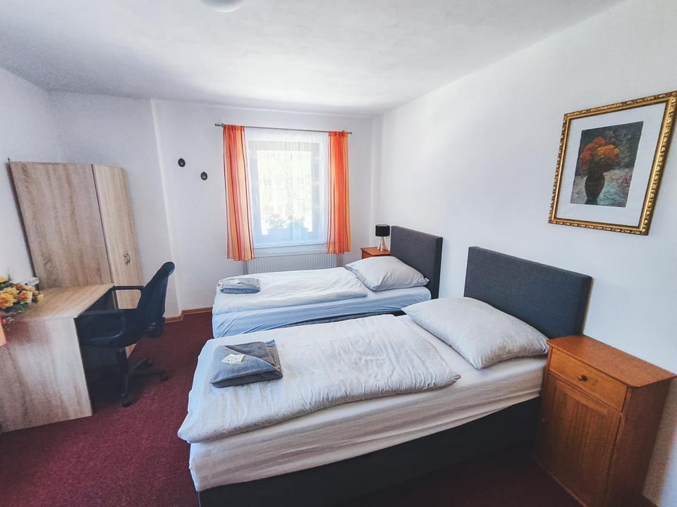 Bed, Photo of the whole room, Seating area, Bedroom, towels