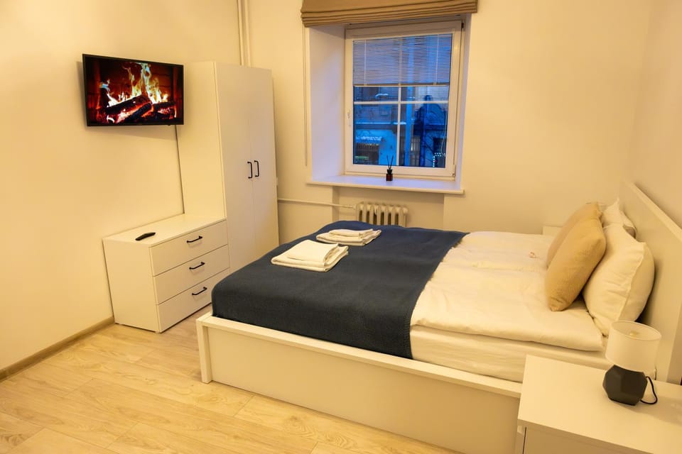 Bed, TV and multimedia, Photo of the whole room, Bedroom
