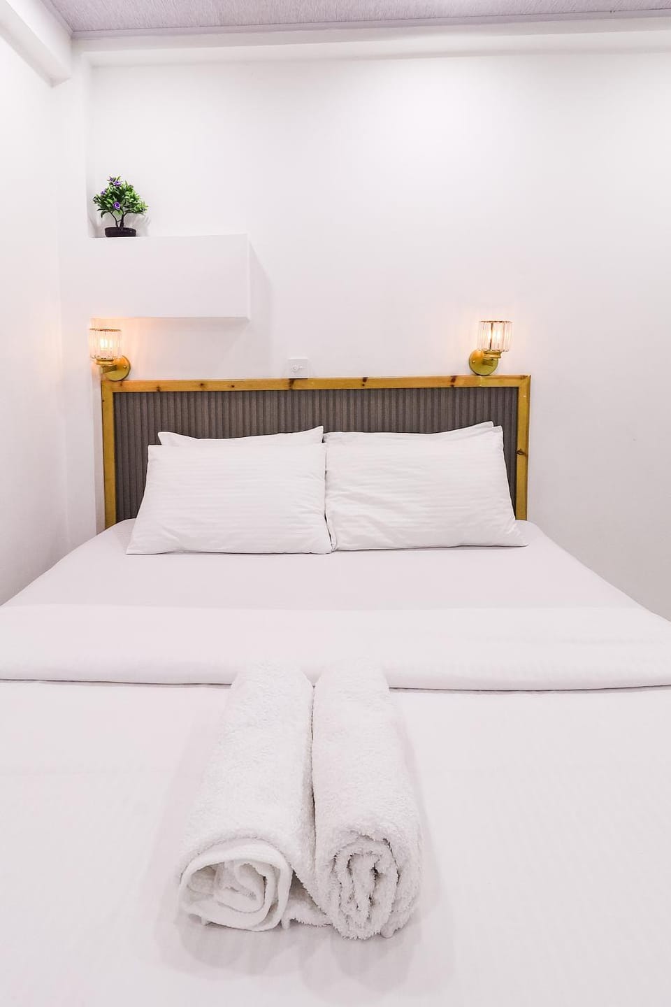 Bed, Bedroom, towels