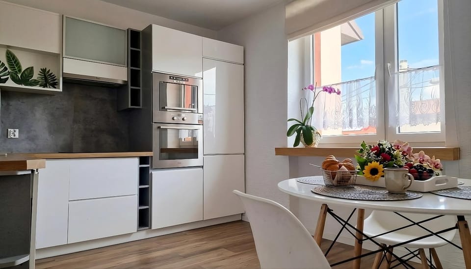 Kitchen or kitchenette, Dining area, stove