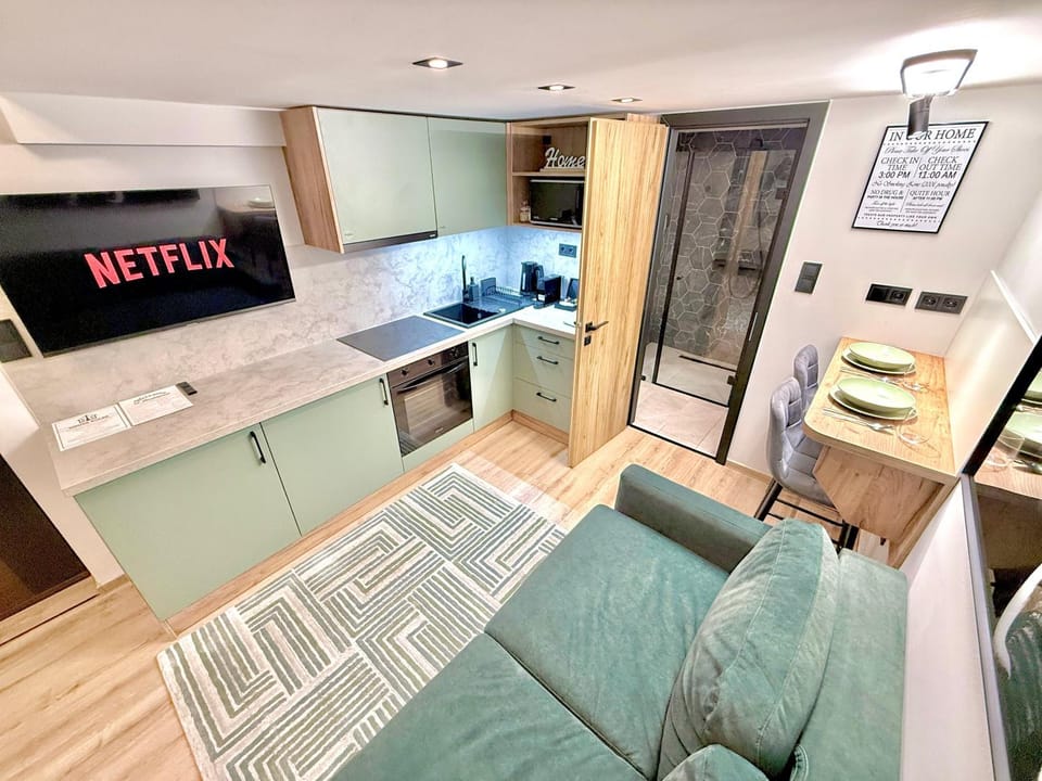 TV and multimedia, Kitchen or kitchenette, Living room, Seating area, Dining area, oven, stove