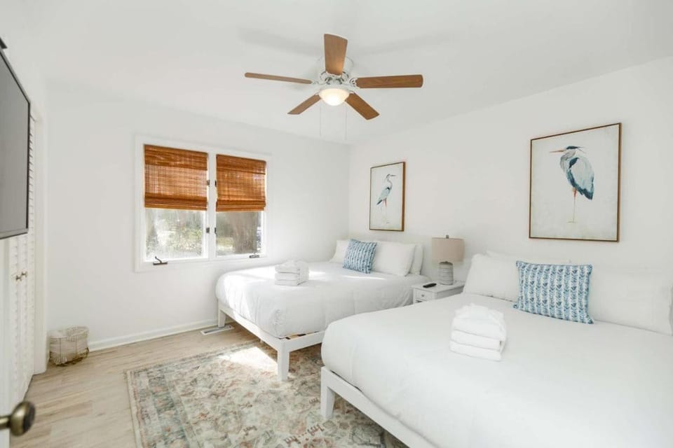 Southern Serenity, Fenced in Yard, Pet Friendly House in Mount Pleasant