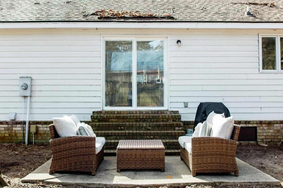 Southern Serenity, Fenced in Yard, Pet Friendly House in Mount Pleasant