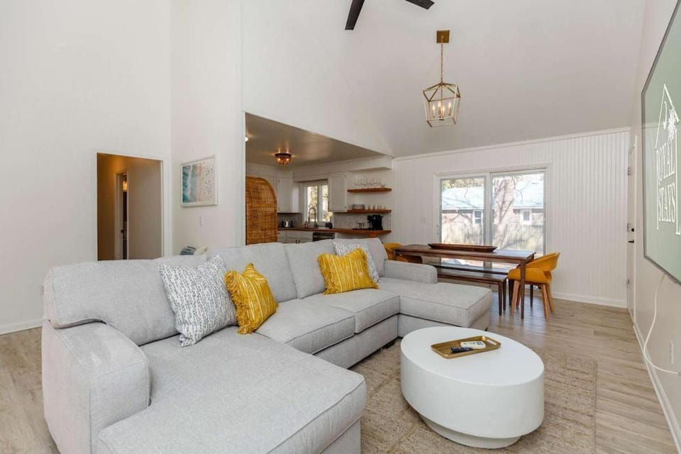 Southern Serenity, Fenced in Yard, Pet Friendly House in Mount Pleasant