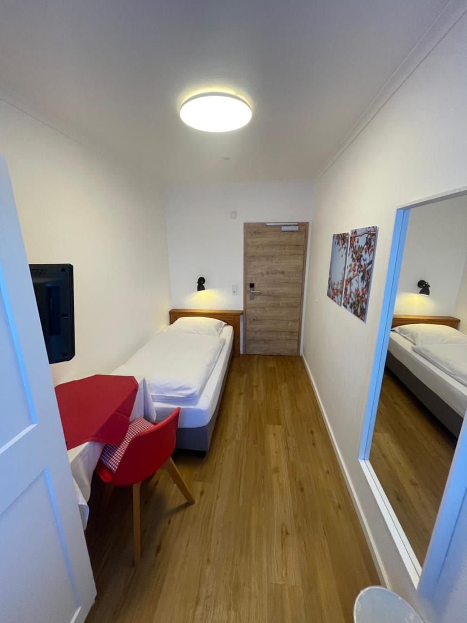 Bed, Photo of the whole room, Bedroom