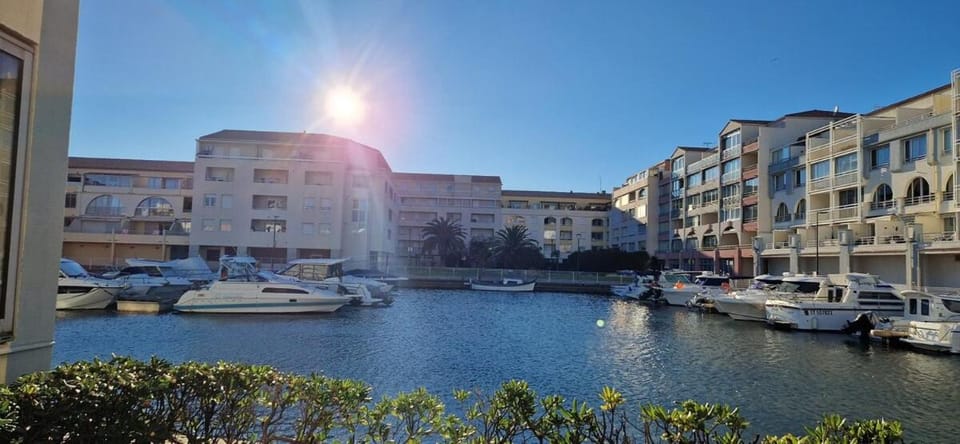 Le Port Cros 10, Superbe Studio en Bord de Mer, Jolie Vue, Parking privé, Climatisation Apartment in Occitanie
