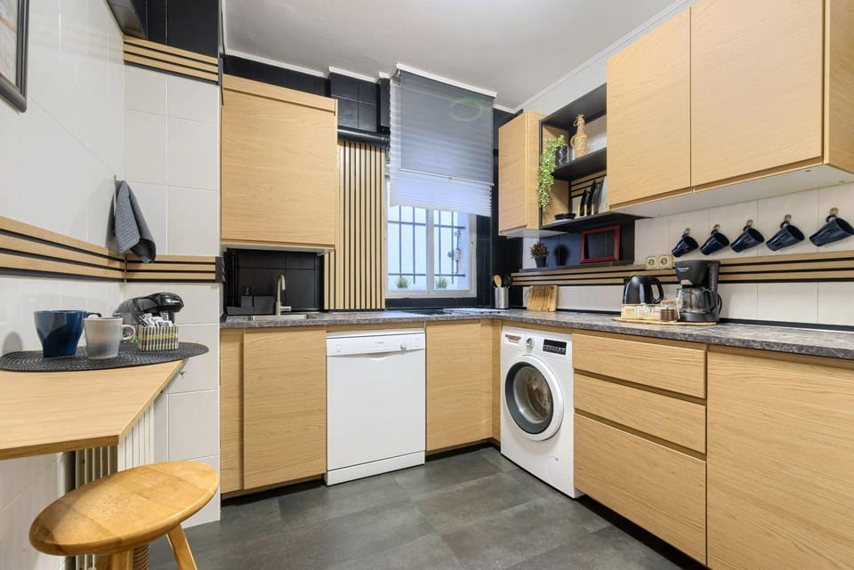 Coffee/tea facilities, Kitchen or kitchenette, dishwasher, stove, toaster, washing machine
