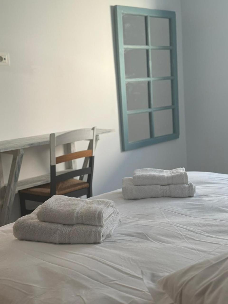 Bed, towels