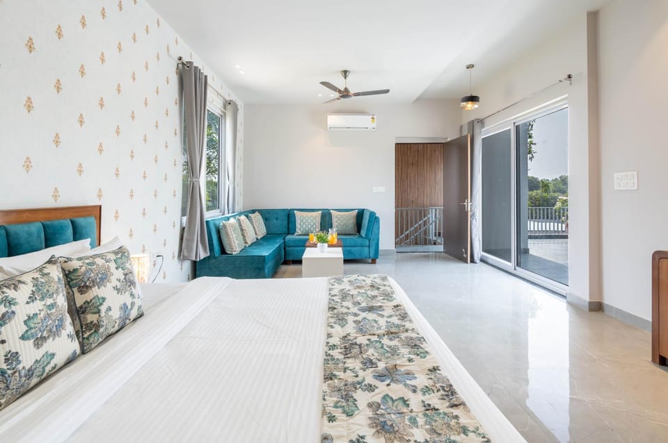 Bed, TV and multimedia, Living room, Photo of the whole room, Seating area, Bedroom