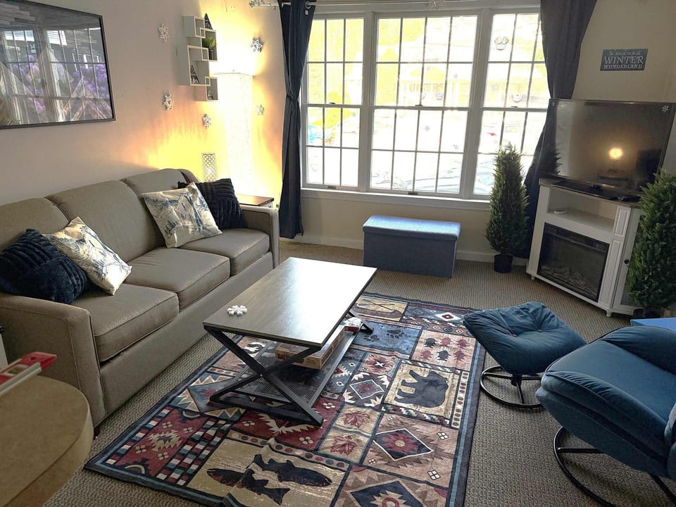 Mountain Relaxation Suite at Jiminy Peak-Ski On Off- Sleeps 4 - All Season Fun Apartment in Lanesborough