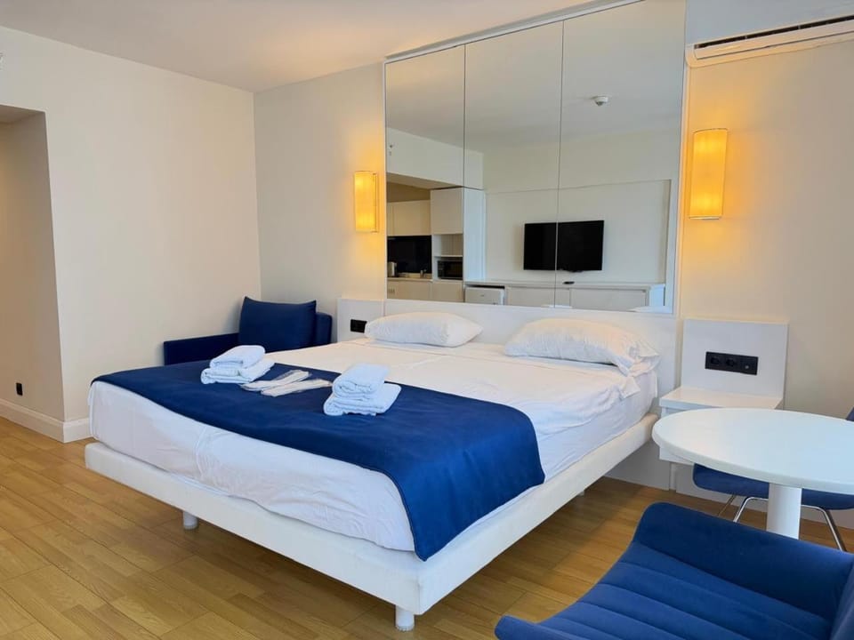 Bed, TV and multimedia, Photo of the whole room, Bedroom, towels