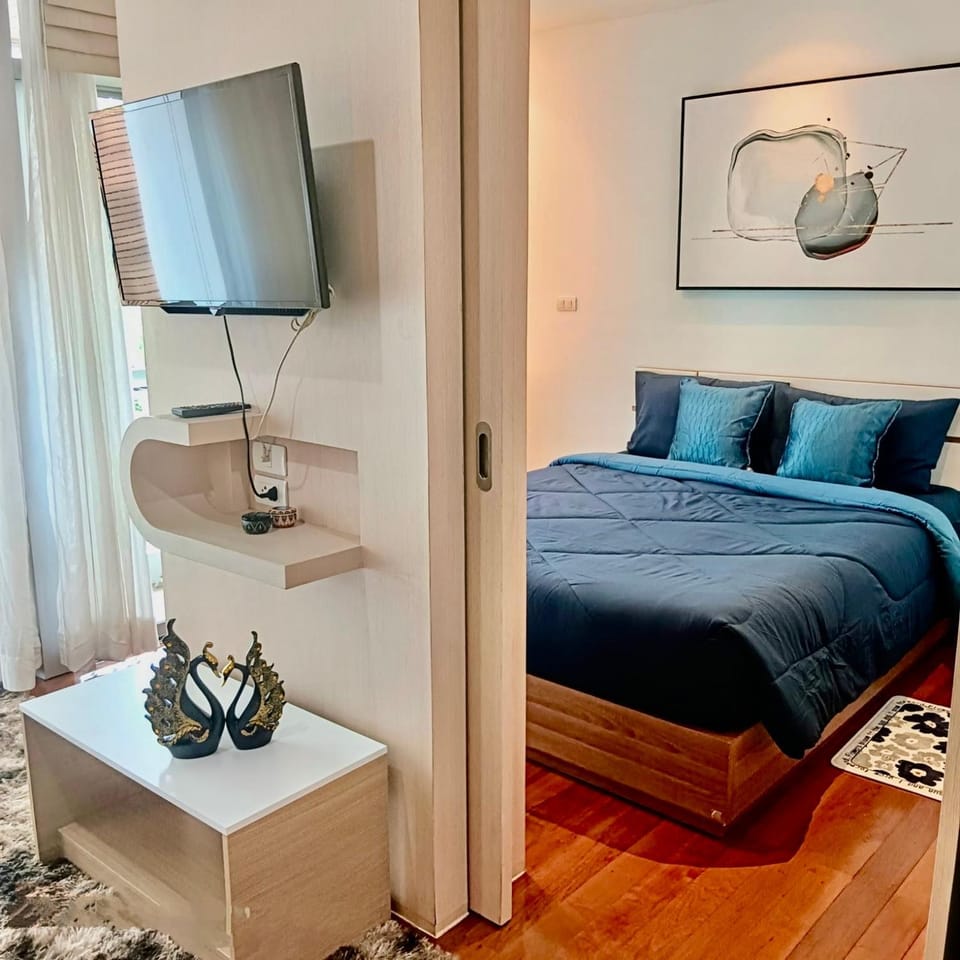 Bed, TV and multimedia, Living room, Bedroom
