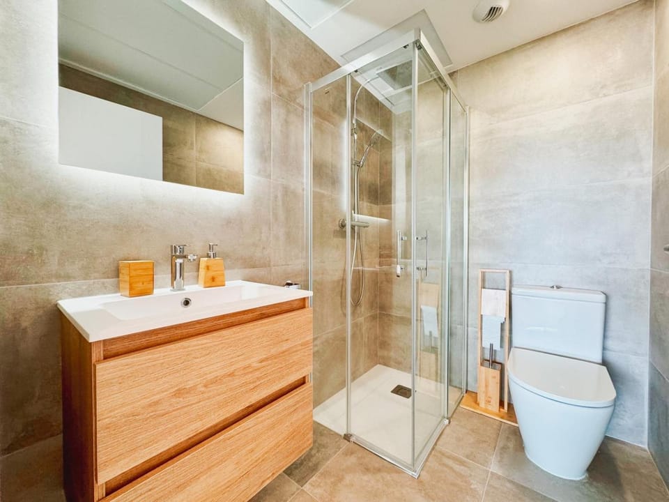 Shower, Toilet