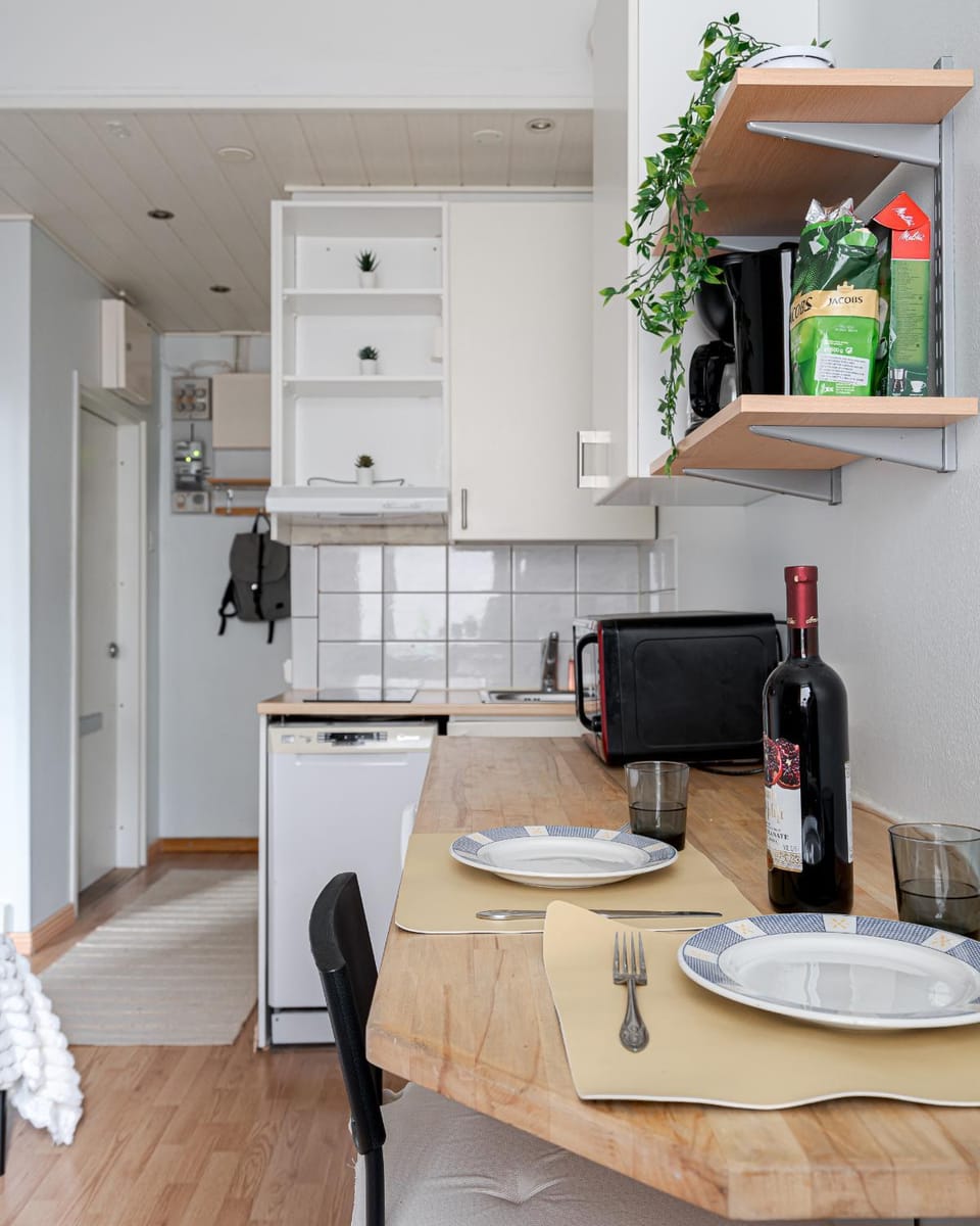 Kitchen or kitchenette, Dining area