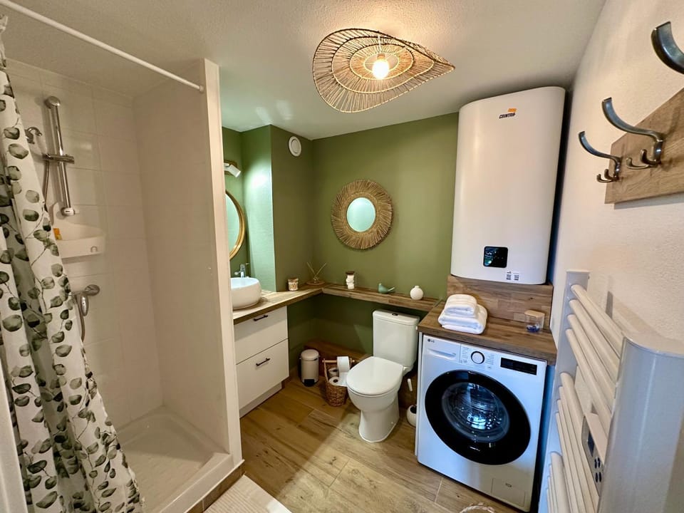 Toilet, Bathroom, towels, washing machine, dryer