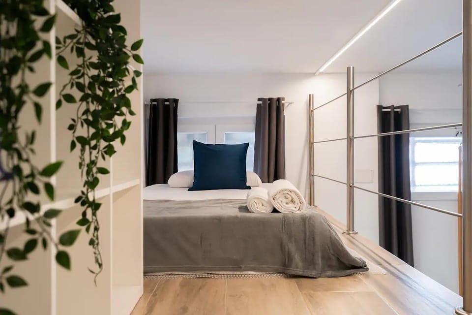 Bed, towels