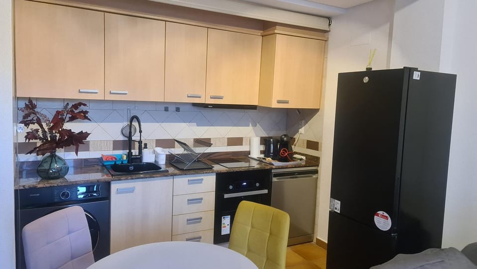 Kitchen or kitchenette, dishwasher, minibar, oven, stove, toaster