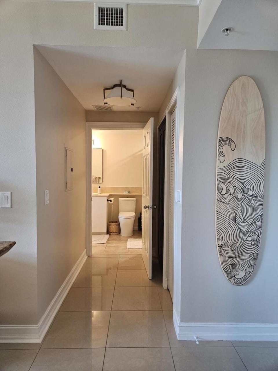 Serene Marina Views await at this One-Bedroom Gem! House in Lantana
