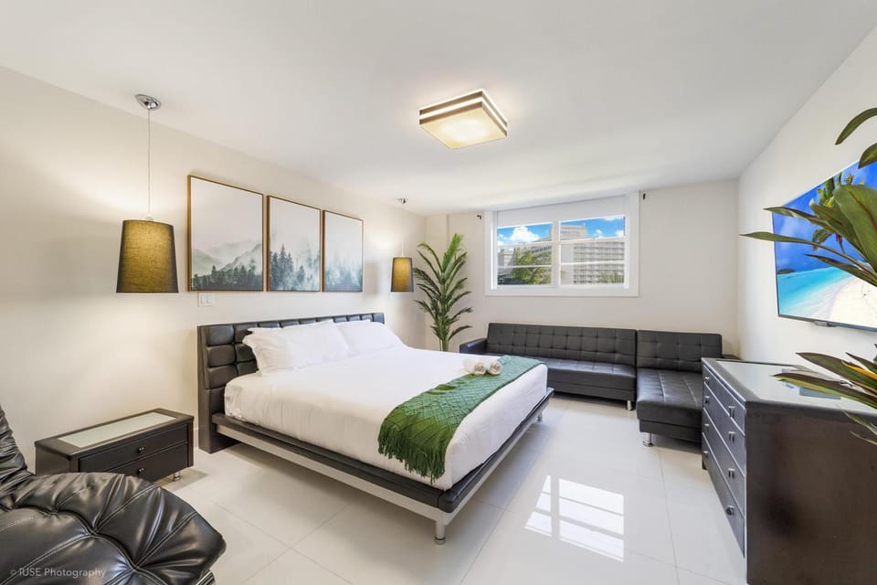 TV and multimedia, Seating area, Bedroom