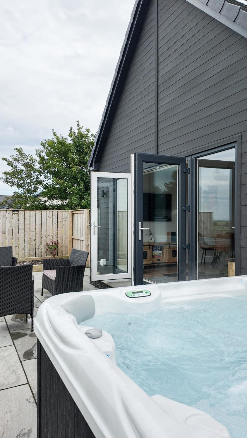 Fir Tree Lodge - Luxurious Lodge with Hot Tub on the NC500 - Thrumster Lodges Villa in Scotland