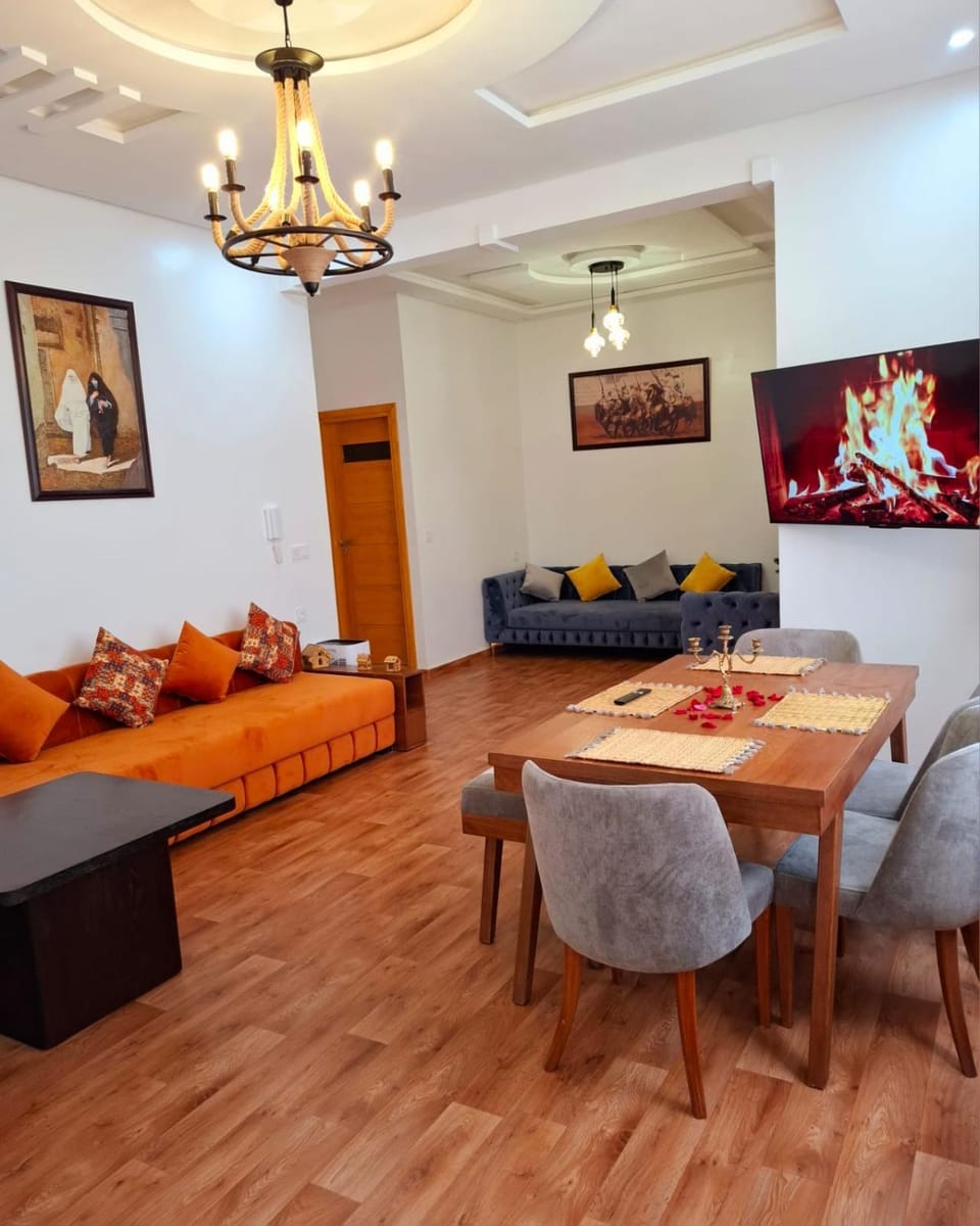 TV and multimedia, Living room, Seating area, Dining area