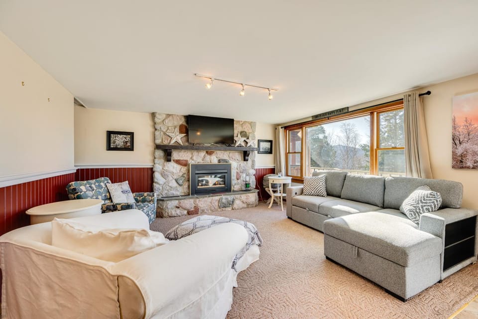 1 Mi to Story Land: Spacious Home w/ Mtn Views! House in Glen