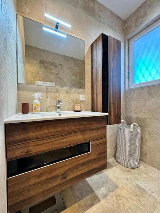 Villa Florida, Apt 8 prs, Piscine, Clim, Parking Apartment in Antibes