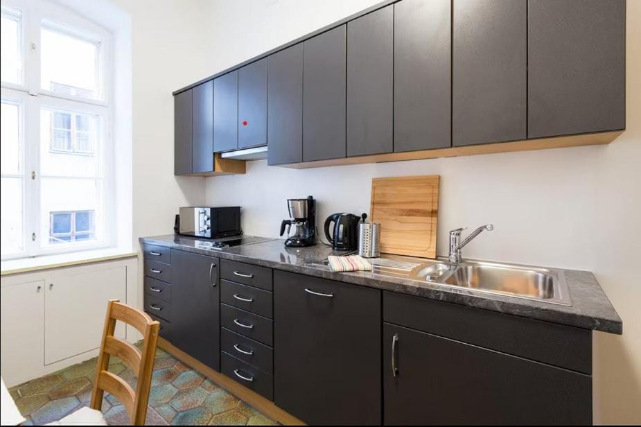 Coffee/tea facilities, Kitchen or kitchenette, stove