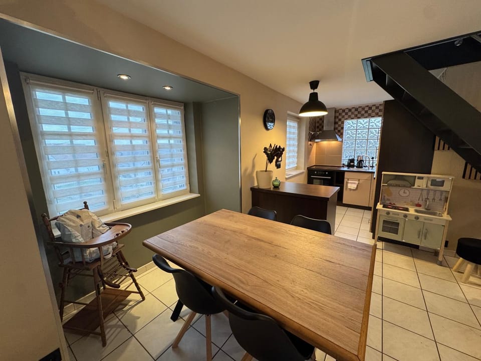 Kitchen or kitchenette, Seating area, Dining area