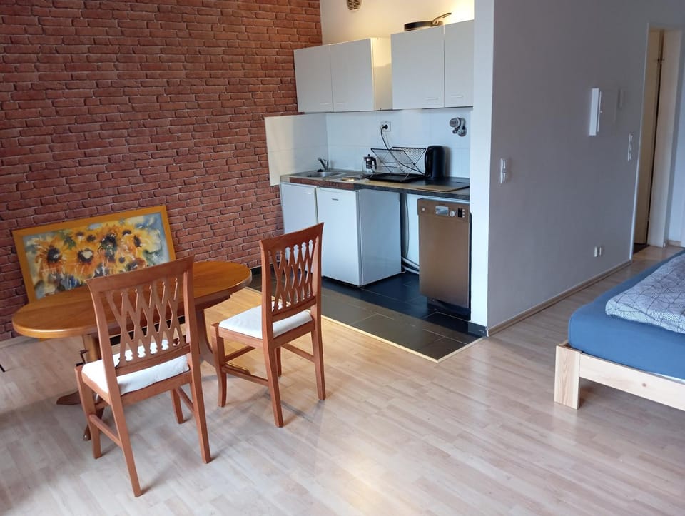 Kitchen or kitchenette, Dining area
