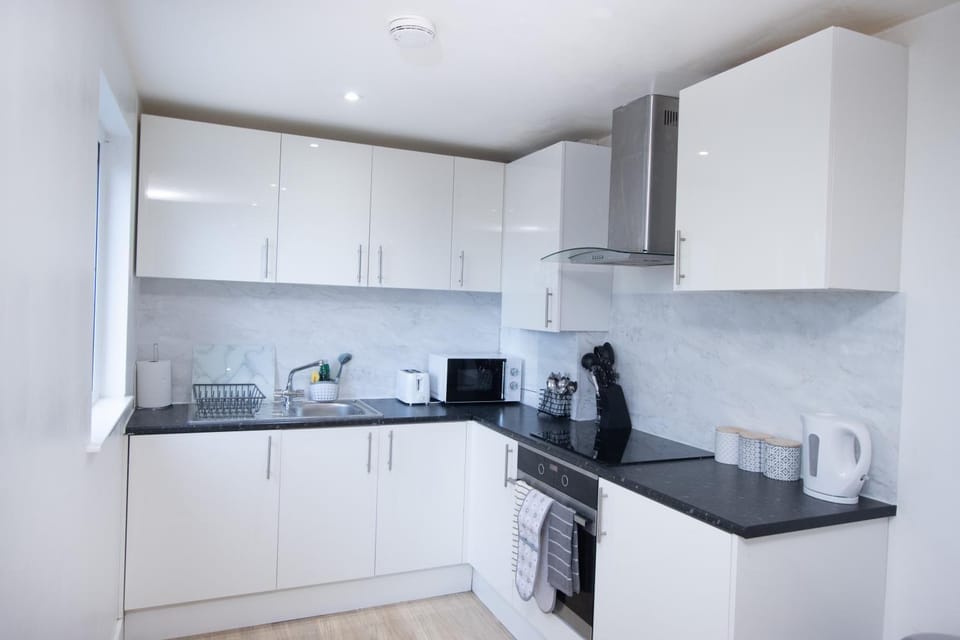 Coffee/tea facilities, Kitchen or kitchenette, microwave, oven, stove, toaster, washing machine