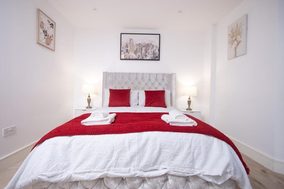 Bed, Photo of the whole room, Bedroom, towels