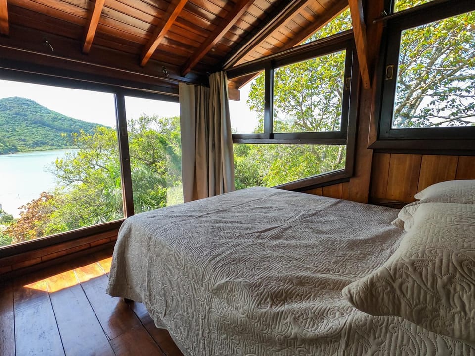 Photo of the whole room, Lake view, Mountain view